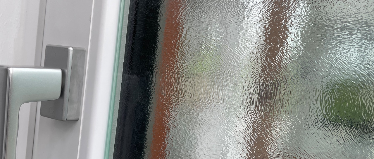 Fenster mit Chinchilla-Glas sorgt für optimalen Sichtschutz bei gleichzeitigem Lichtdurchlass – ideal für Bad und WC.