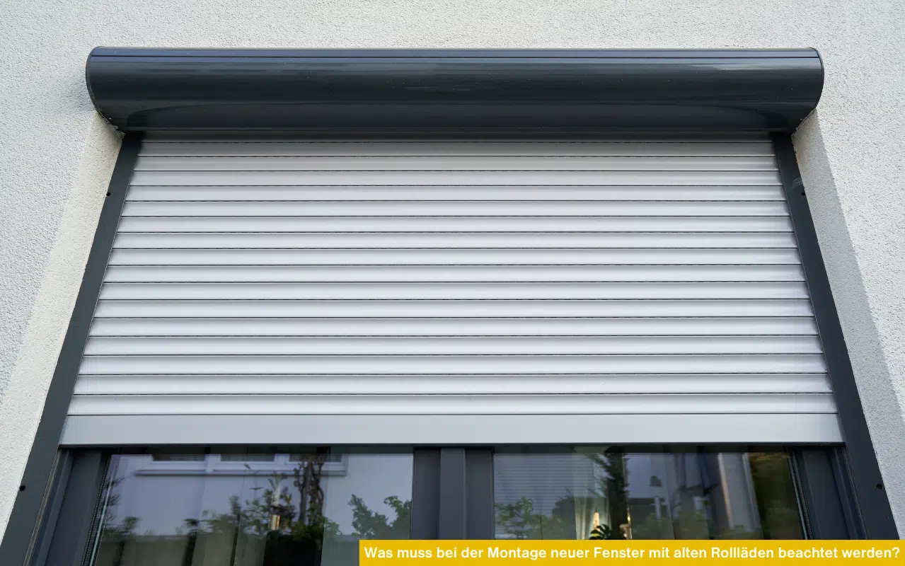 Fenster mit grauem Vorbaurollladen. Was muss bei der Montage neuer Fenster mit alten Rollläden beachtet werden?