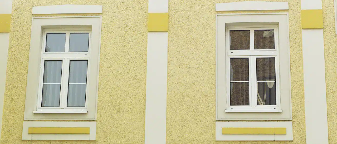Fenster aus Kunststoff mit Sprossen mit innenliegenden Aluminiumstegen zwischen den Glasscheiben im Altbau montiert.