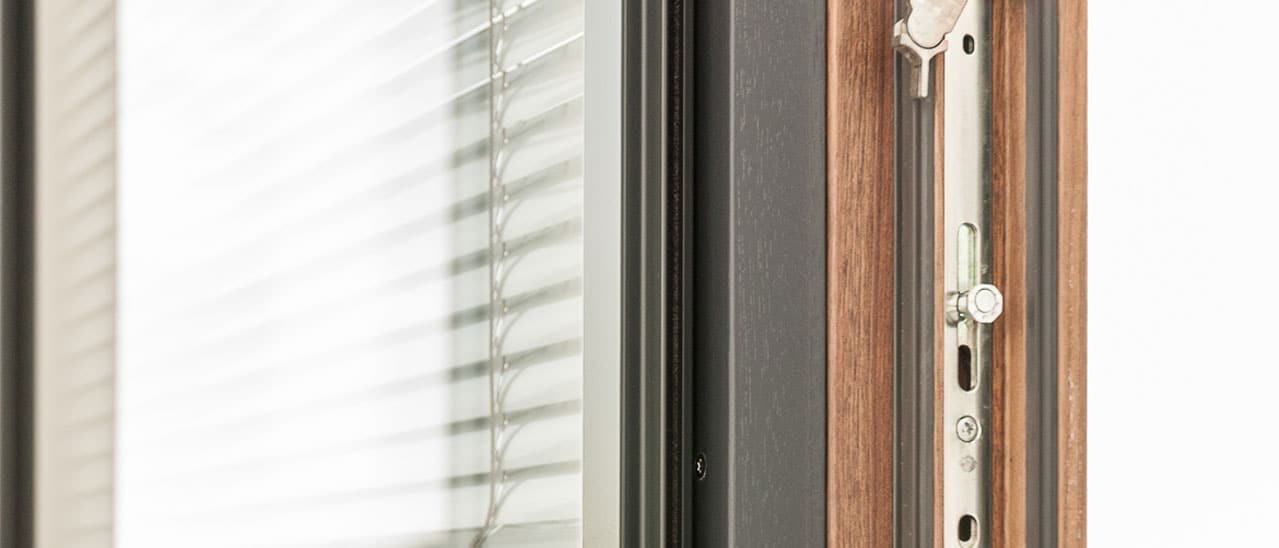 Fenster mit integrierten Jalousien Beispiel