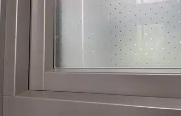 Fenster mit Madras Pave weiß sorgt für Sichtschutz und Lichtdurchlass eine beliebte Wahl für Badezimmer und WC Fenster.