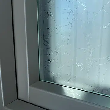 Fenster mit Madras UADI Glas nach Maß
