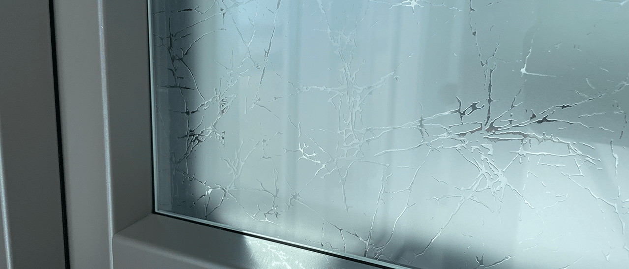 Maßgefertigtes Fenster mit Madras Uadi-Glas, perfekt für Akzente im Bad, Stiegenhaus oder Hauseingang.