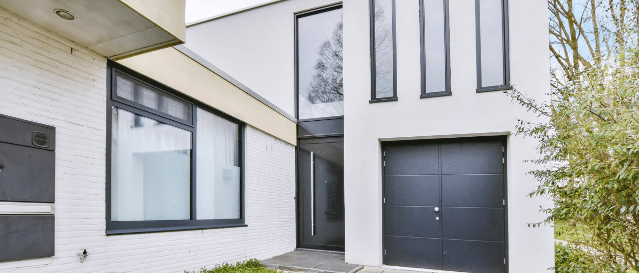 Ein Wohnhaus mit großen Glasflächen. Die Fenster zeigen eine Teilsatinierung aus Milchglas, die Sichtschutz bietet und gleichzeitig Helligkeit in die Räume lässt.