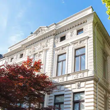 Altbau mit neuen grauen Fenstern mit Oberlicht für ein historisches Gebäude, das auffällig und stilvoll ist.