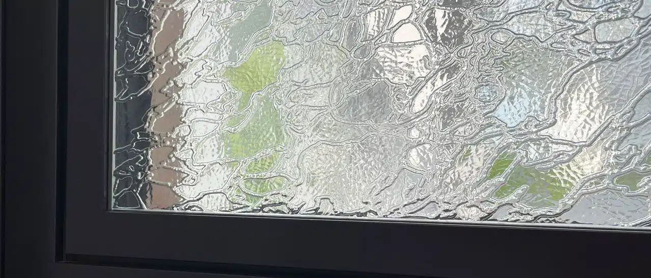 Fenster mit Delta Weiß, Aluminiumschale und Ornamentglas im Schauraum von Fenster-Schmidinger in Oberösterreich