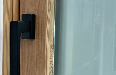 Fenster mit satiniertem Glas sorgt für mehr Privatsphäre und lässt dennoch Tageslicht in den Raum.