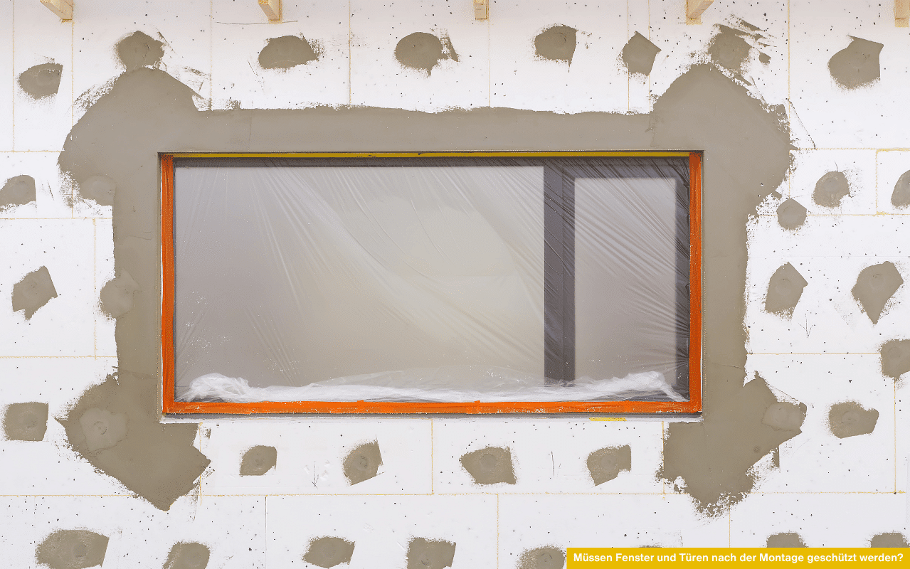 Fenster mit Schutzfolie während der Bauphase - müssen Fenster und Türen nach der Montage vor Schäden geschützt werden im Privatbereich.