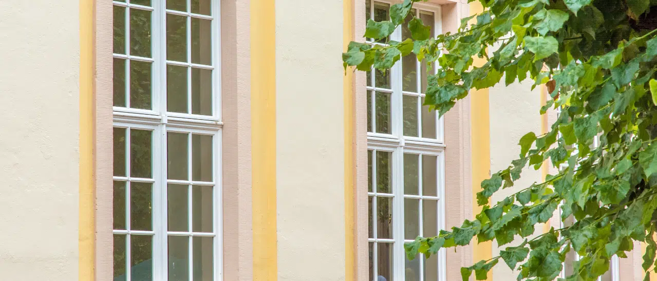 Zweiflügeliges großes Sprossenfenster in Weiß mit Oberlicht, in Altbau, Sprossen aufgeklebt.
