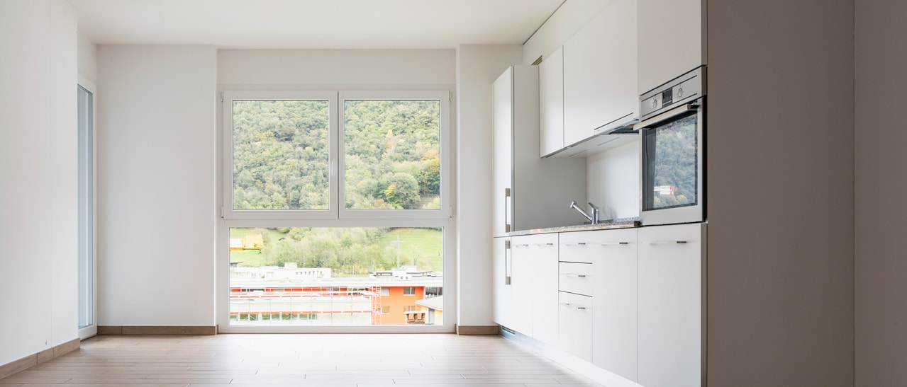 Innenansicht eines weißen Kunststofffensters mit verglastem Fixteil, das maximal natürliches Licht in den Wohnraum flutet.