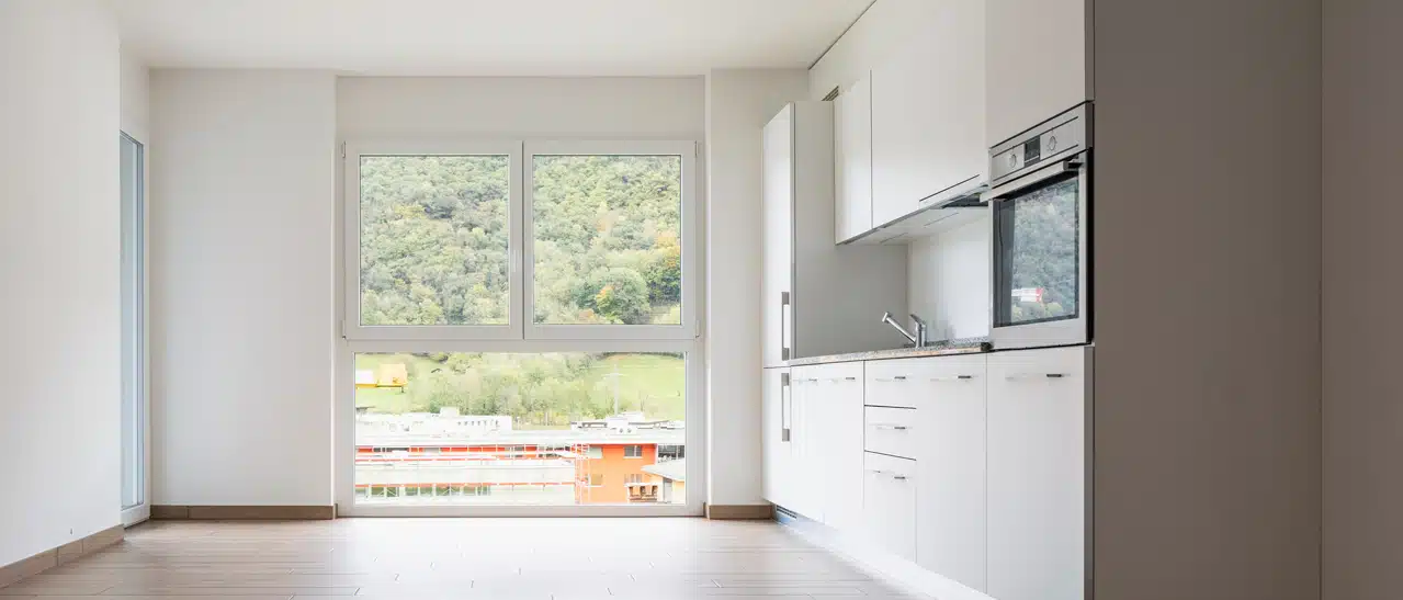 Innenansicht eines weißen Kunststofffensters mit verglastem Fixteil, das maximal natürliches Licht in den Wohnraum flutet.