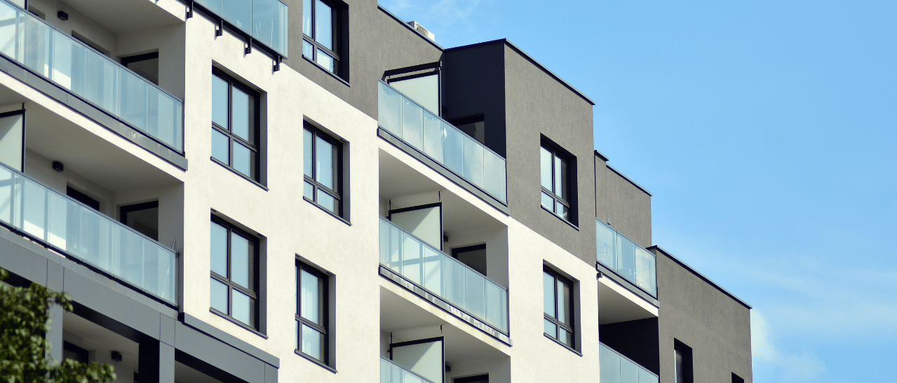 Modernes graues Fenster mit fixem Unterlicht und dreifachem Wärmeschutzglas im Wohnbau in Österreich