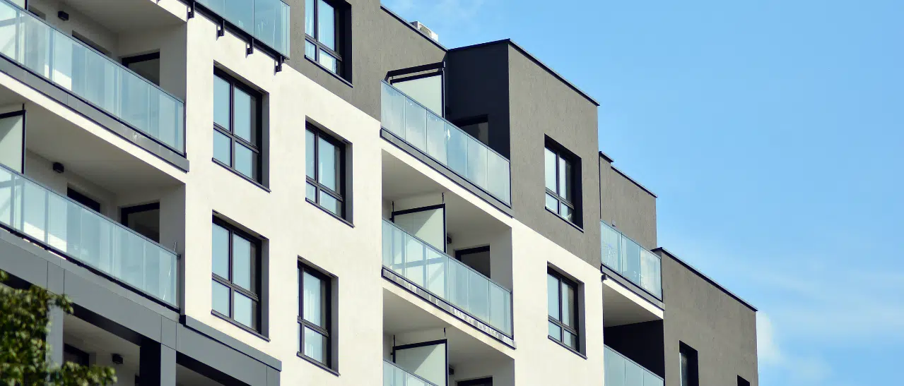 Modernes graues Fenster mit fixem Unterlicht und dreifachem Wärmeschutzglas im Wohnbau in Österreich