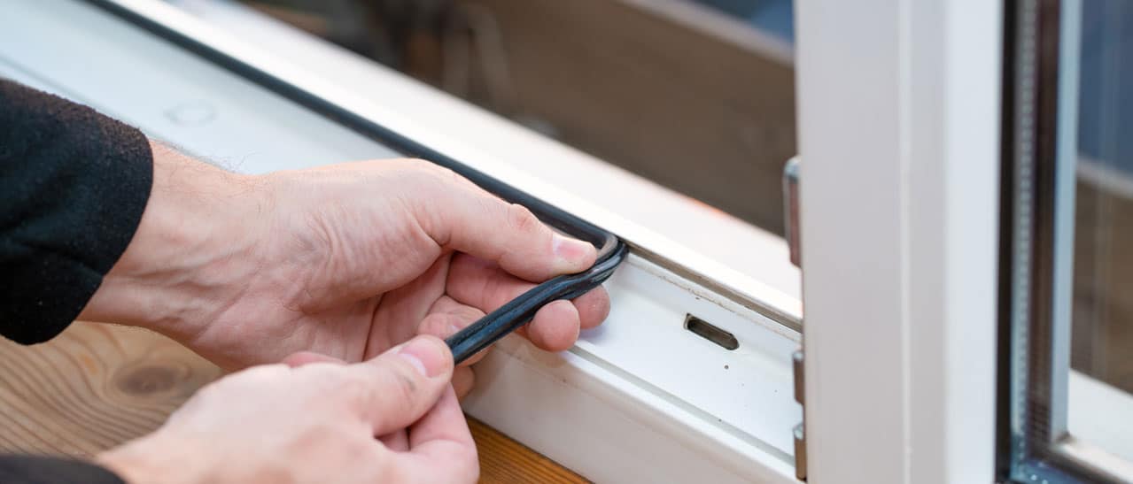 Fenster sanieren, statt austauschen - Fachmann tauscht Dichtungen bei altem Kunststofffenster, Reparatur verlängert Lebensdauer ohne Neukauf.