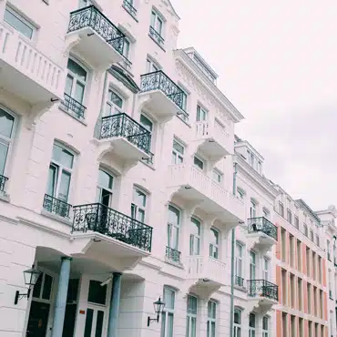 Altbaufassade mit verschiedenen Fenstergrößen, Standard und nach Maß, zeigt Vielfalt an Fensterdesigns und Möglichkeiten.