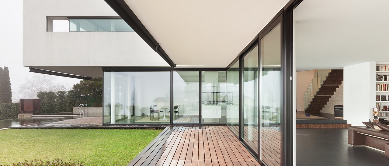 Aktuelle Fenster-Trends 2022 - moderne Architektur mit großen Glasflächen und schmalen Rahmen für lichtdurchflutete Wohnräume mit Panoramaeffekt.