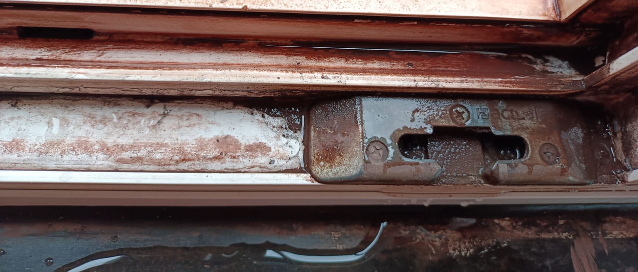 Fenster aus den 90ern, stark verschmutzt & undicht, Zeichen mangelnder Wartung & Pflege.