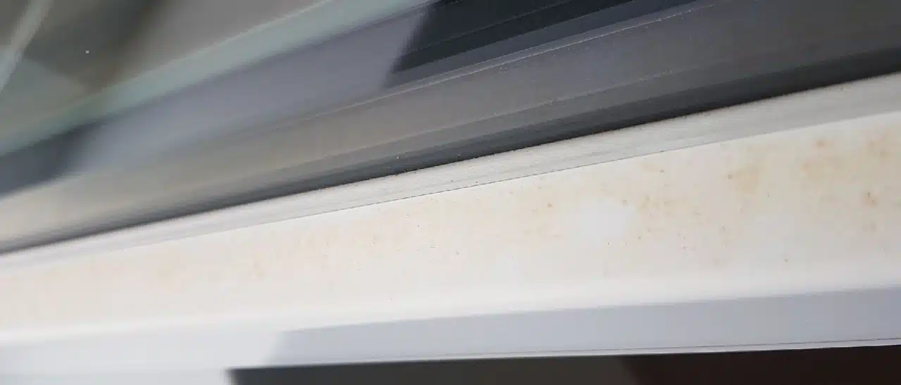 Wie bekomme ich gelbe Fensterrahmen wieder weiß?