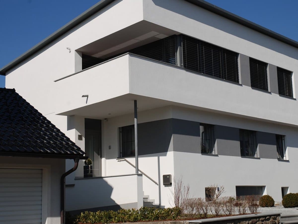 Saniertes Einfamilienhaus mit vergrößerten Fensterflächen nach dem Fenstertausch nach ÖNORM B 5320