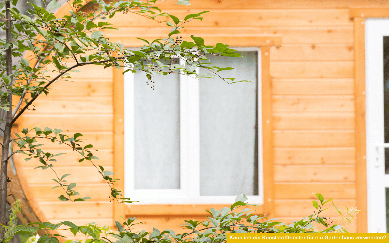 Fenster von innen beschlagen bei Kunststofffenster im Gartenhaus mit Holzfassade und Milchglasfenster