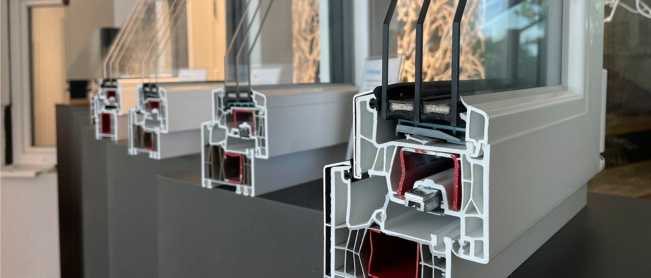 Fenster ABC Warme - Kante zeigt Querschnitt moderner Fensterrahmen mit Dreifachverglasung und warmer Kante zur Verbesserung der Energieeffizienz.