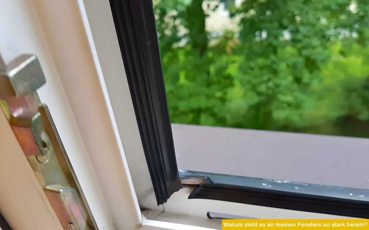 Detailaufnahme einer beschädigten, schwarzen Gummidichtung an einem weißen Kunststofffenster; zeigt einen Riss im Eckbereich.