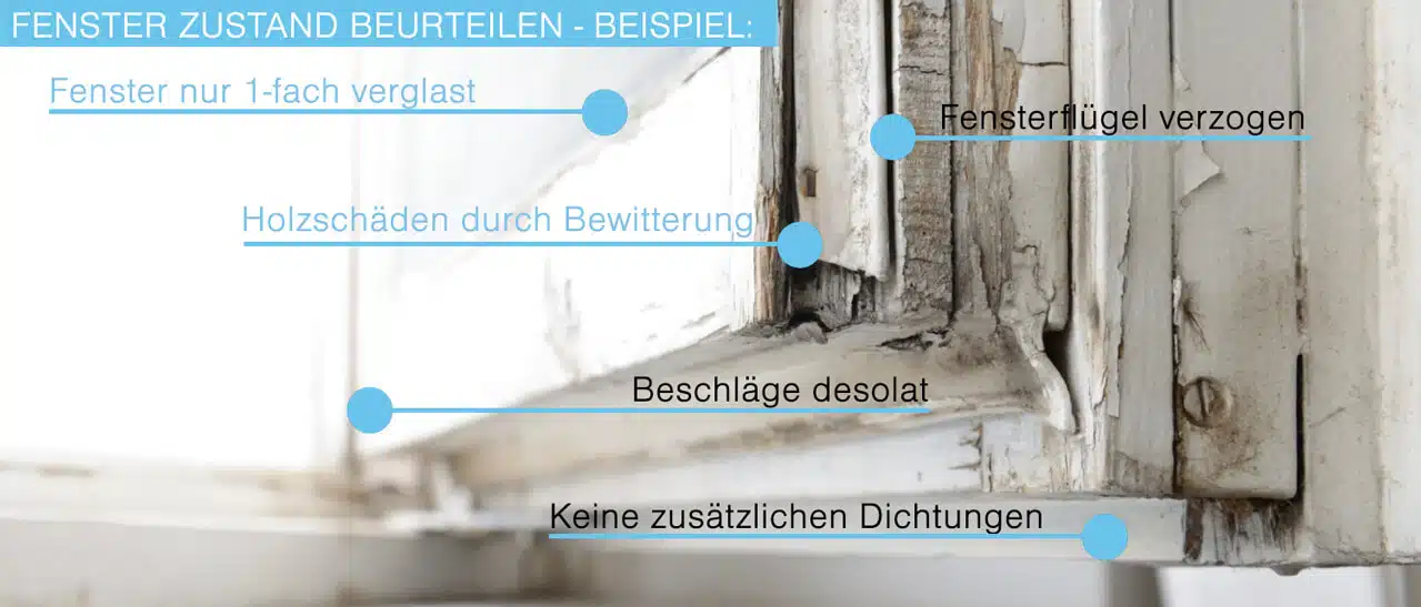 Detailaufnahme eines verwitterten Holzfensters zur Analyse: Einfachverglasung, Witterungsschäden, defekte Beschläge, ohne Dichtung, verzogener Flügel.