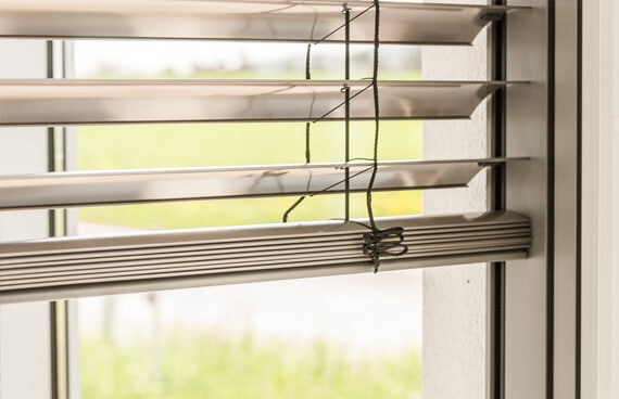 Raffstore für Fenster