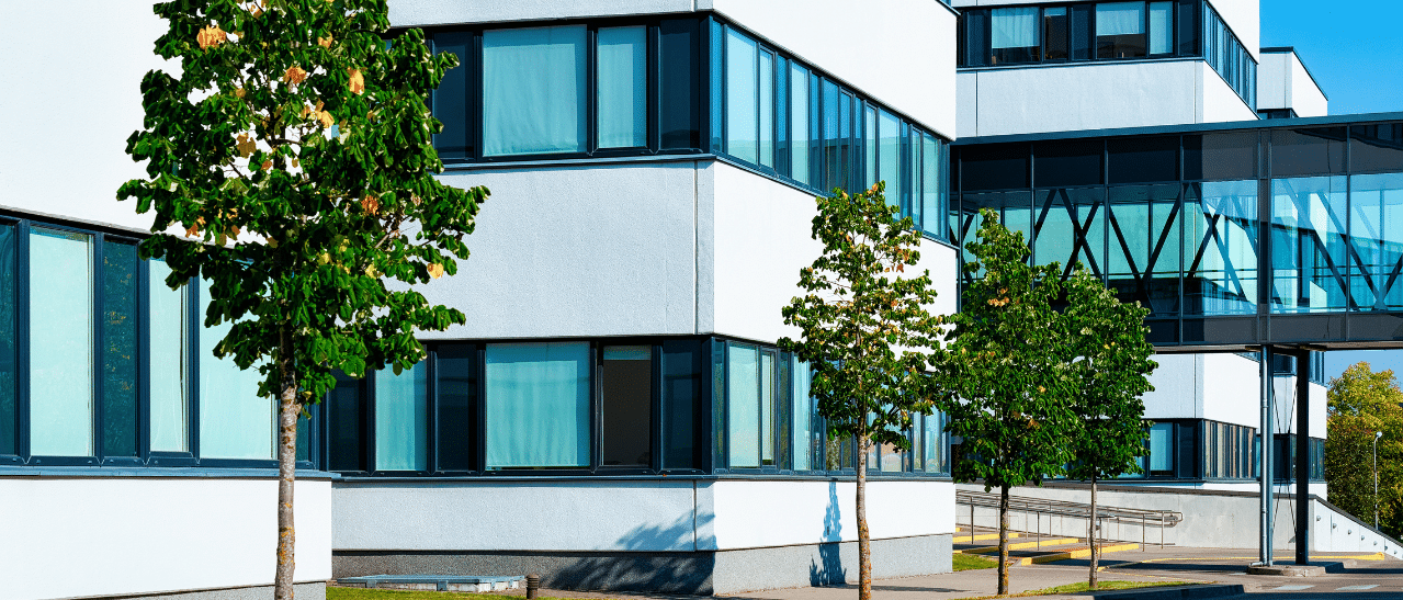 Farbtrends 2026 für Fensterbänder mit Beigegrau, Basaltgrau, Schwarzgrau und Umbragrau in modernem Design.
