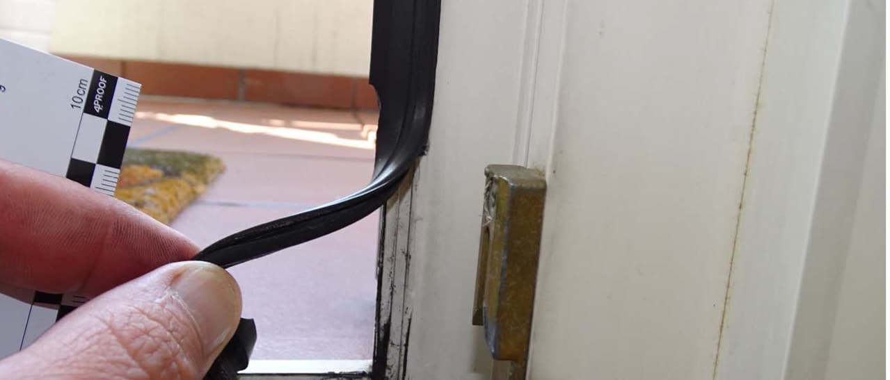 Beschädigte Fensterdichtungen, die nicht mehr dicht halten, erkennbar an Rissen und Porosität. Folgen für Undichte Fenster