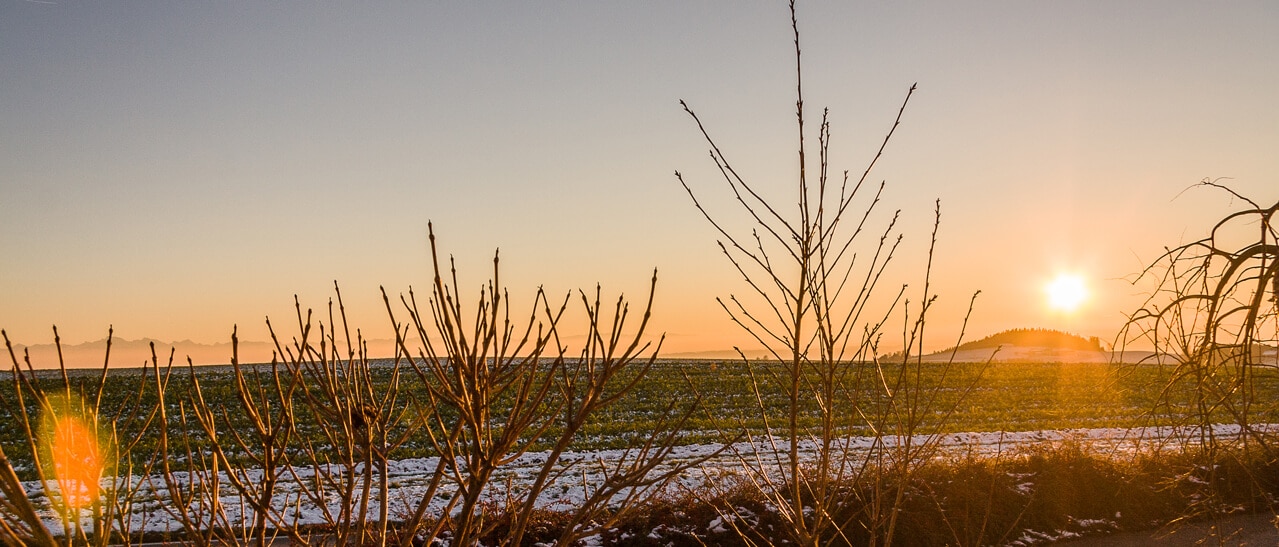 Verschneite Winterlandschaft bei Sonnenuntergang – auch bei Temperaturen um den Gefrierpunkt ist ein Fenstertausch möglich