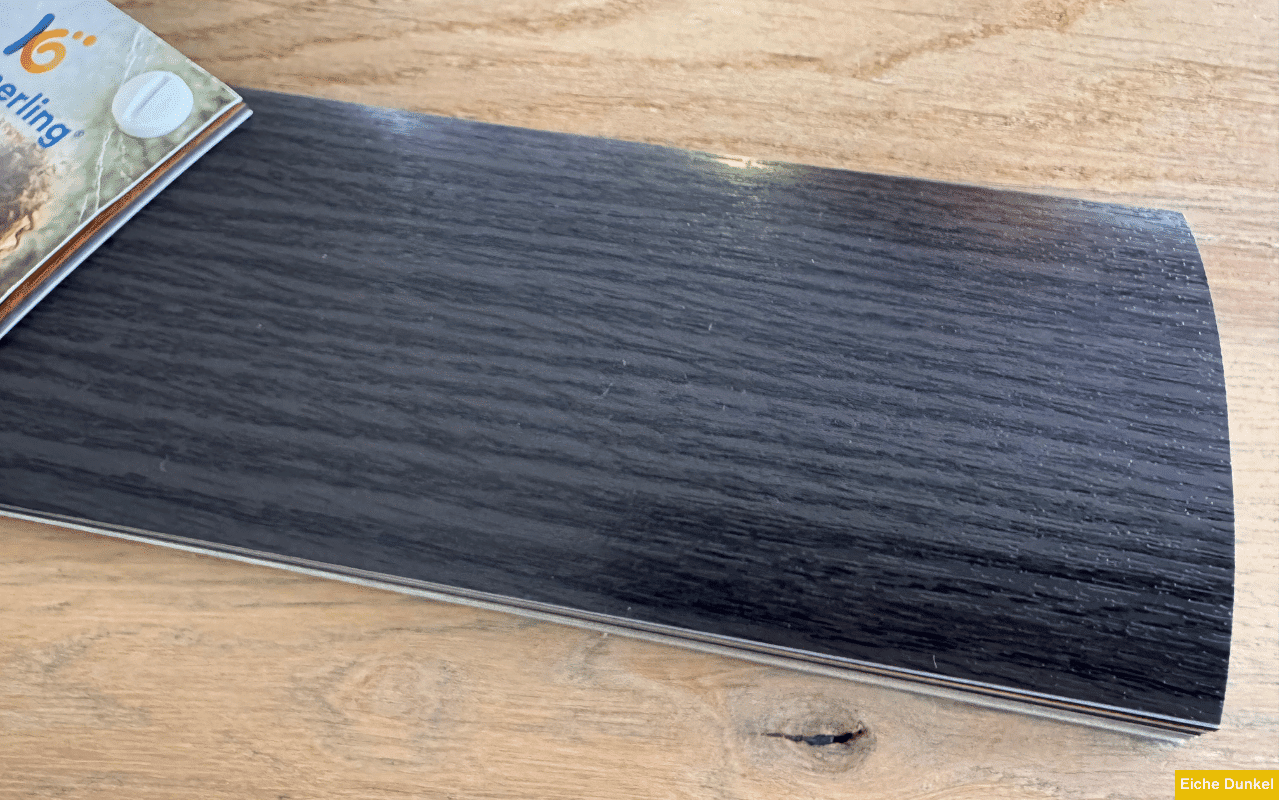 Fensterfolie Eiche Dunkel Nr. 15 mit authentischer Holzstruktur in tiefem Braunton für Fensterrahmen und Türen.