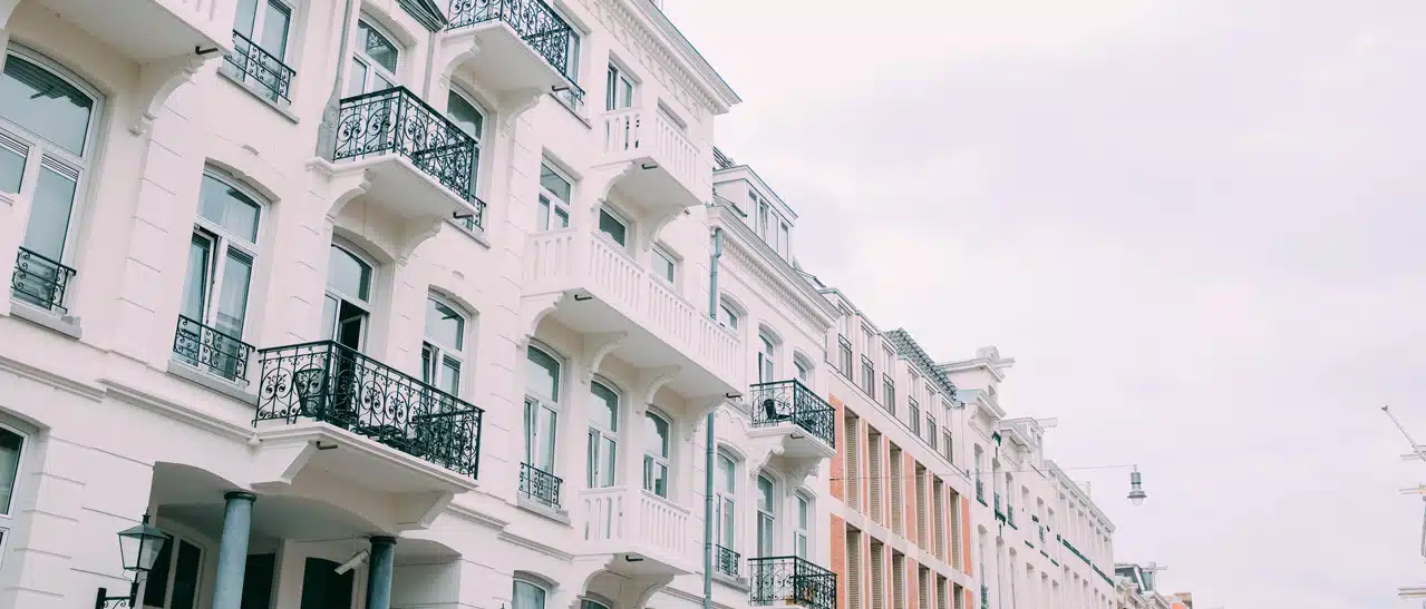 Altbau mit individuell gestalteten Fenstergrößen, Standard und nach Maß, verdeutlicht flexible Anpassung an Architektur.
