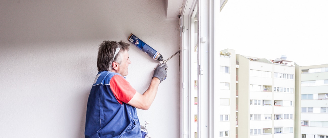 Fenster im Winter tauschen erfordert passende Montagematerialien und die Expertise eines erfahrenen Fenstermonteurs.