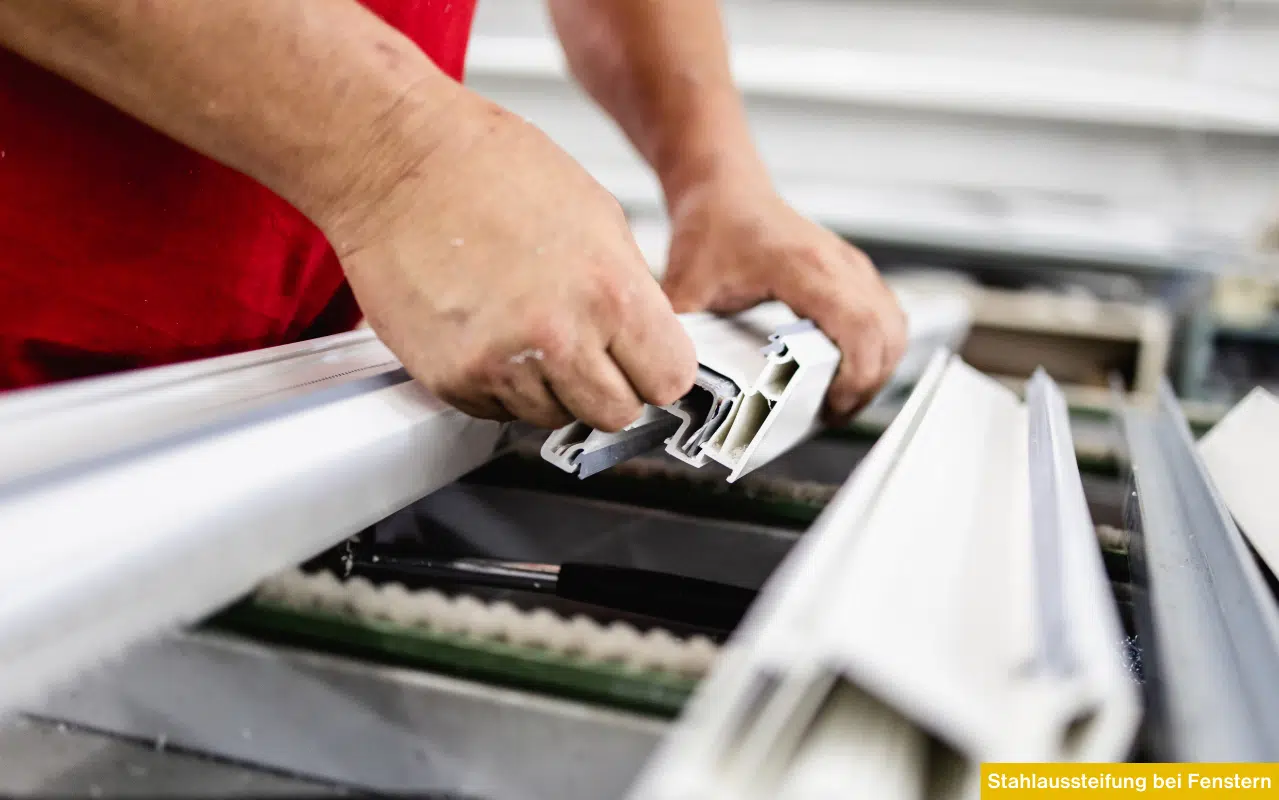Querschnitt eines Fensterprofils während der Montage mit sichtbarem Stahlkern zur Verstärkung.