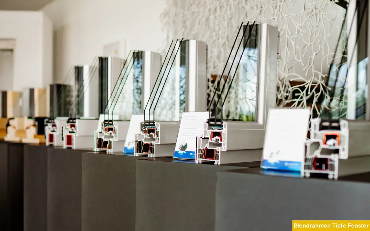 Präsentation von Fensterrahmen-Profilen mit Fokus auf Blendrahmen-Bautiefe und isolierende Mehrkammersysteme.