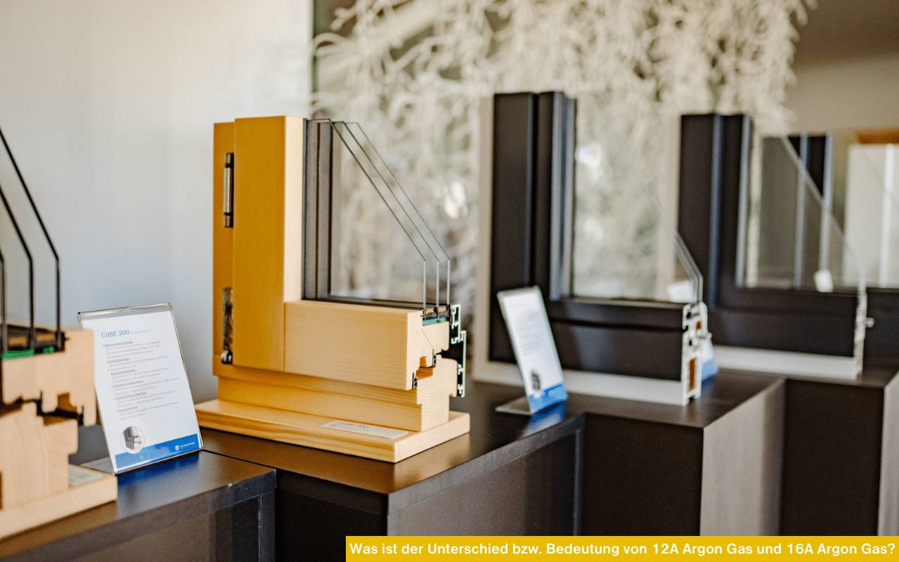 Ausstellung verschiedener Fensterprofile im Querschnitt, darunter ein Holz-Alu-Profil mit Dreifachverglasung.