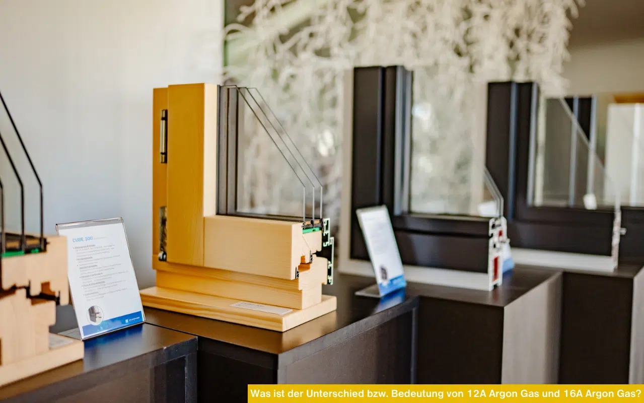 Ausstellung verschiedener Fensterprofile im Querschnitt, darunter ein Holz-Alu-Profil mit Dreifachverglasung.