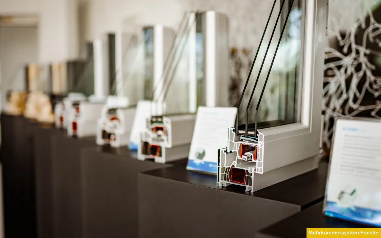 Verschiedene Fensterprofile im Schnitt zur Veranschaulichung der Isolationskammern und Verglasungsoptionen.