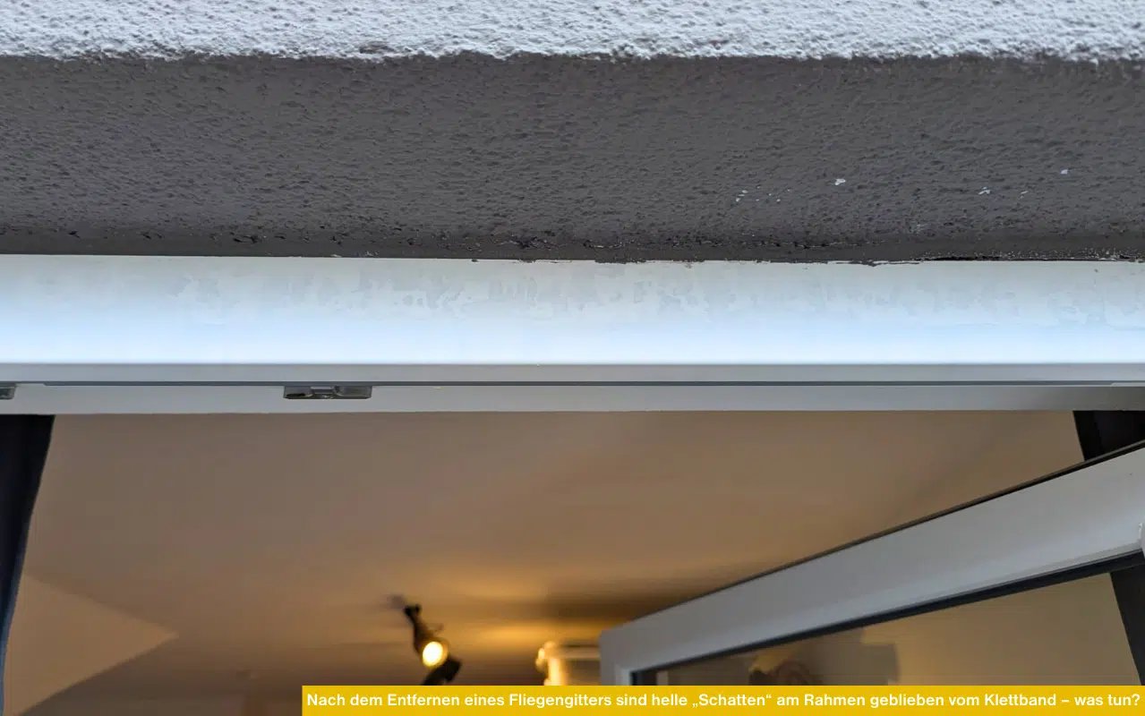 Fensterrahmen Nach dem Entfernen eines Fliegengitters sind helle „Schatten“ am Rahmen geblieben vom Klettband – was tun?
