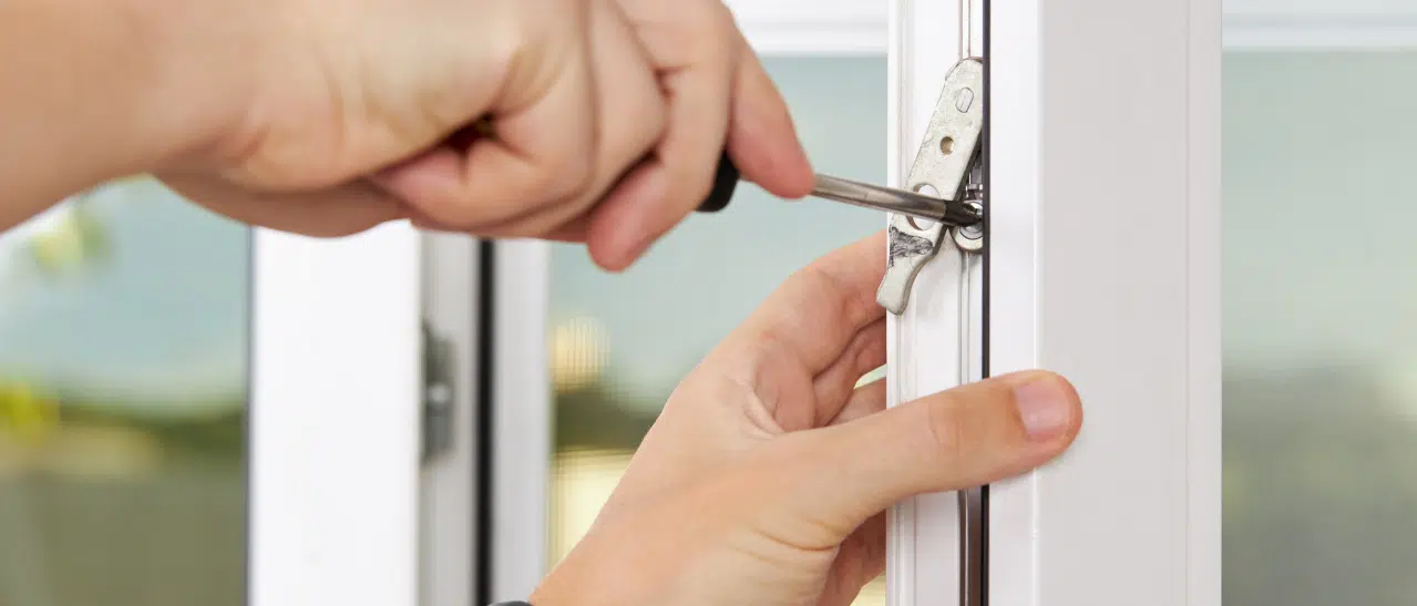 Profis von Fenster-Schmidinger beheben Undichtigkeiten: Fenstereinstellung, Glas- und Beschlagtausch.