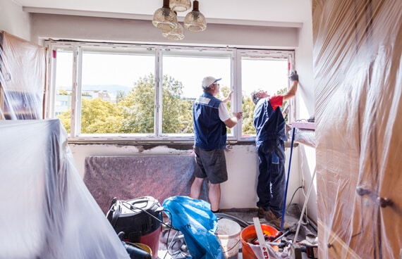 ÖNORM gerechte Fenstermontage in Linz Fachleute richten neues Fenster aus und verkeilen es für langanhaltend Stabilität.