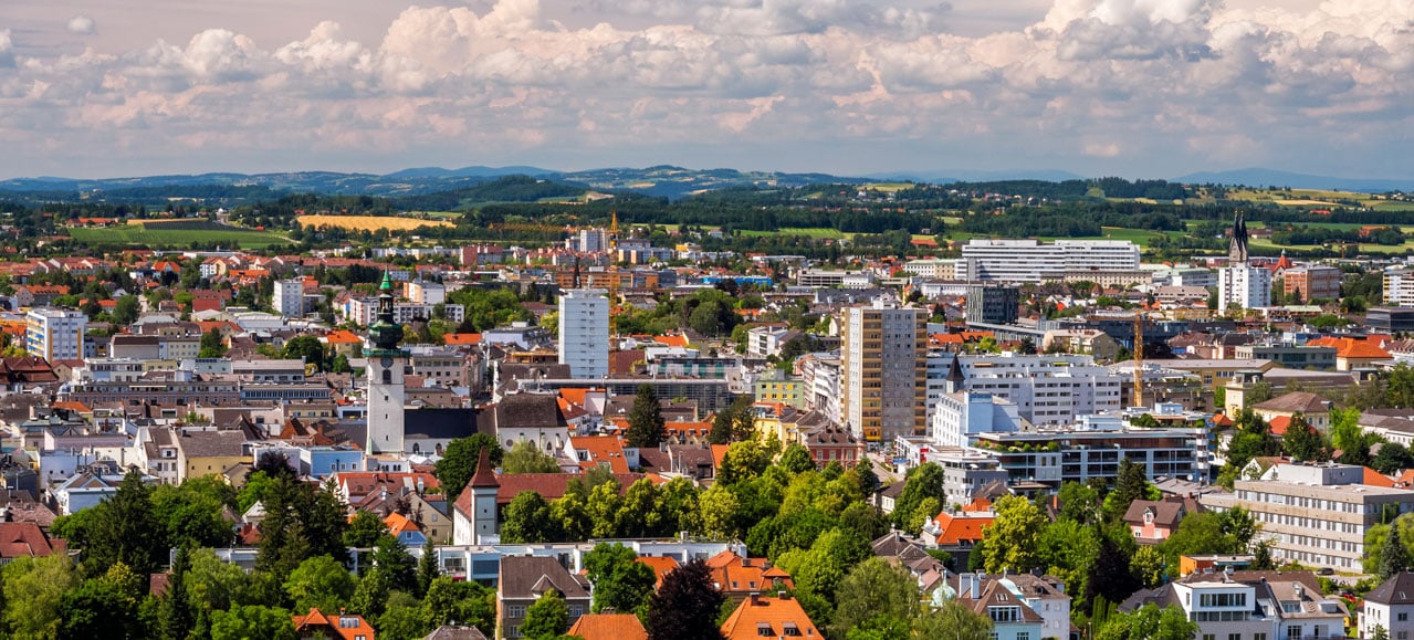 Panorama der Stadt Wels, Beitragsbild für Artikel über Fenstertausch in Wels, Zielgruppe: Eigenheimbesitzer in Wels.