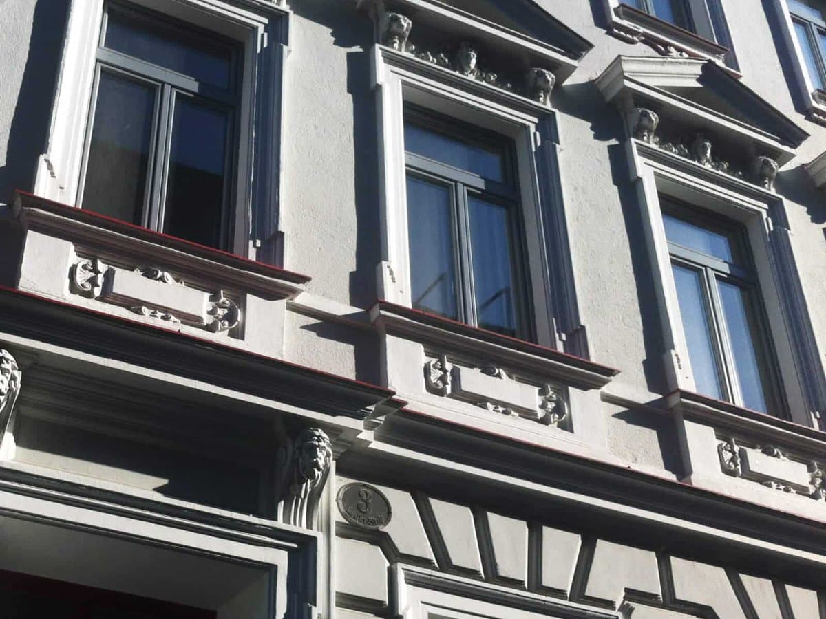 Neue weiße Fenster in einem Altbau mit Stuckfassade in Linz