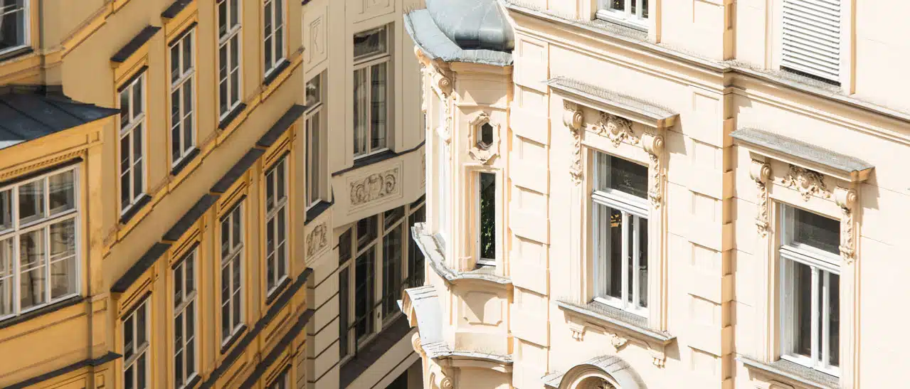 Wunderschöner Altbau in Österreich zeigt Fenstertausch & Denkmalschutz zur Bewahrung historischer Gebäude.