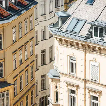 Bild eines wunderschönen Altbaus in Österreich mit Fokus auf Fenstertausch & Denkmalschutz zur Erhaltung denkmalgeschützter Gebäude