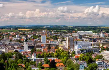 Stadt Wels mit vielen Häusern, Beitragsbild für Blogbeitrag zum Fenstertausch in Wels, Zielgruppe: Eigenheimbesitzer.