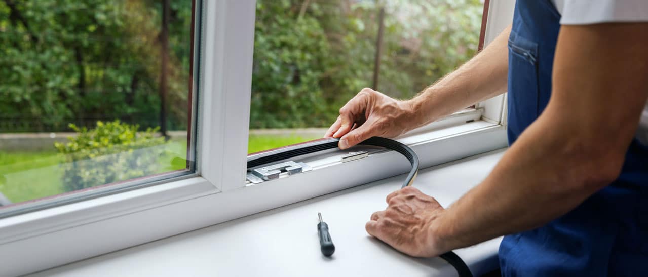 Fensterservice Kosten erfahren Sie im Blogbeitrag – Techniker zieht neue Dichtung in den Fensterrahmen für dichte Fenster.