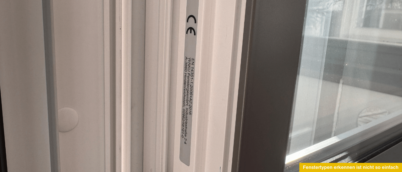 Fensterarten erkennen anhand von Herstellerkennzeichnungen auf dem Fensterflügel oft nicht möglich - oft kann nur anhand der Öffnungsmöglichkeiten identifiziert werden.