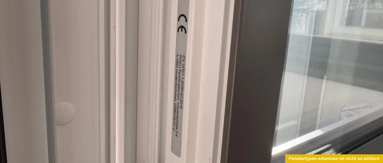 Fenstertypen erkennen anhand von Herstellerkennzeichnungen auf dem Fensterflügel oft nicht möglich – oft kann nur anhand der Öffnungsmöglichkeiten identifiziert werden.